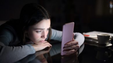 Issues with social media start to rise when it is used heavily and passively, like for ‘doom scrolling’. Picture: iStock/AntonioGuillem.