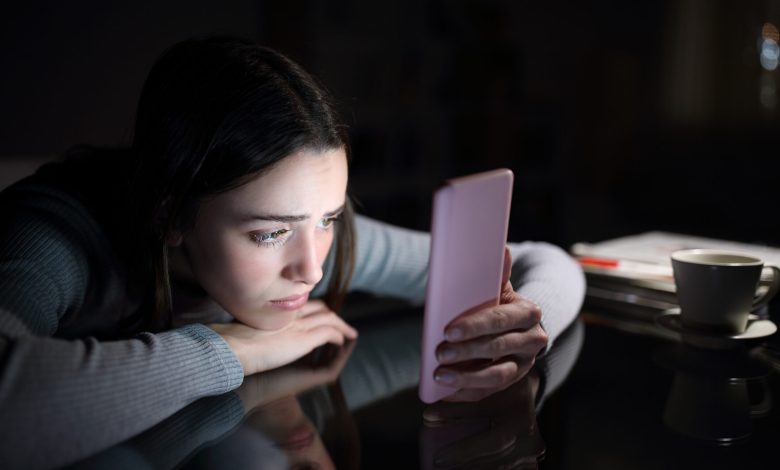 Issues with social media start to rise when it is used heavily and passively, like for ‘doom scrolling’. Picture: iStock/AntonioGuillem.